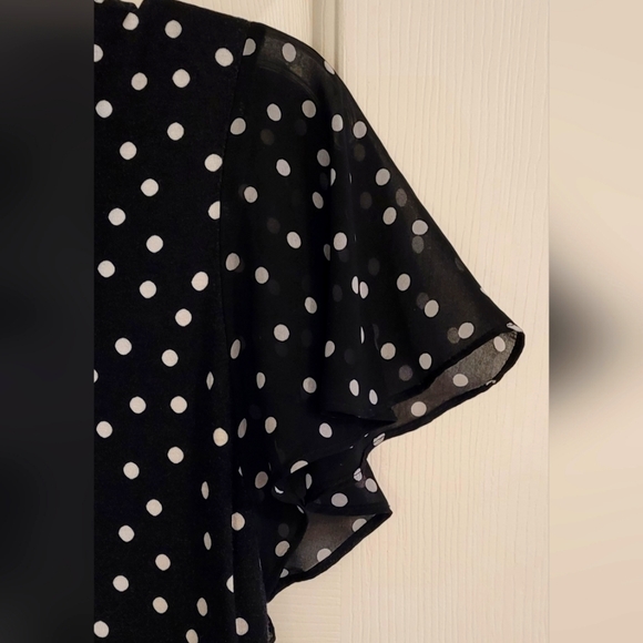 White House Black Market Shirt with Belt. Size L in Black & White - Picture 6 of 8